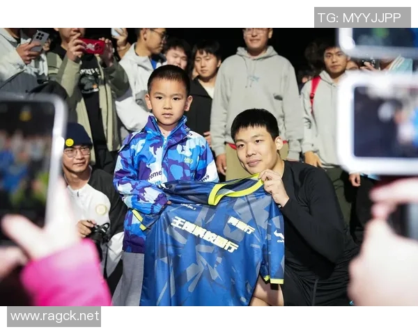 中国男足球明星排名揭晓谁将成为新一代的足球偶像