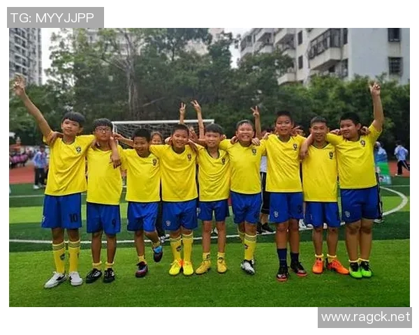 足球明星用爱心传递希望助力贫困儿童追梦之路